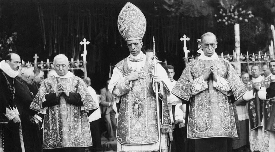 Estamos desobedecendo Pio XII?
